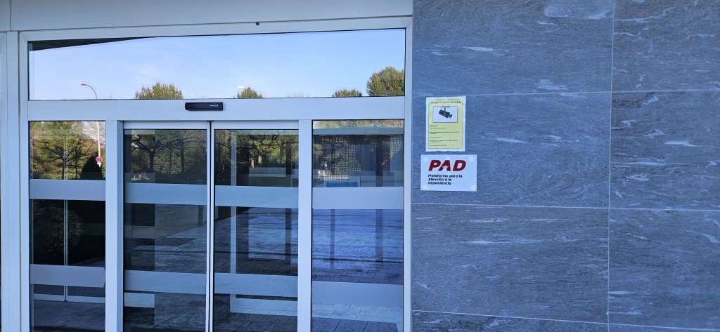 La nueva placa de PAD comienza a instalarse en los centros asociados, fortaleciendo su visibilidad en el sector