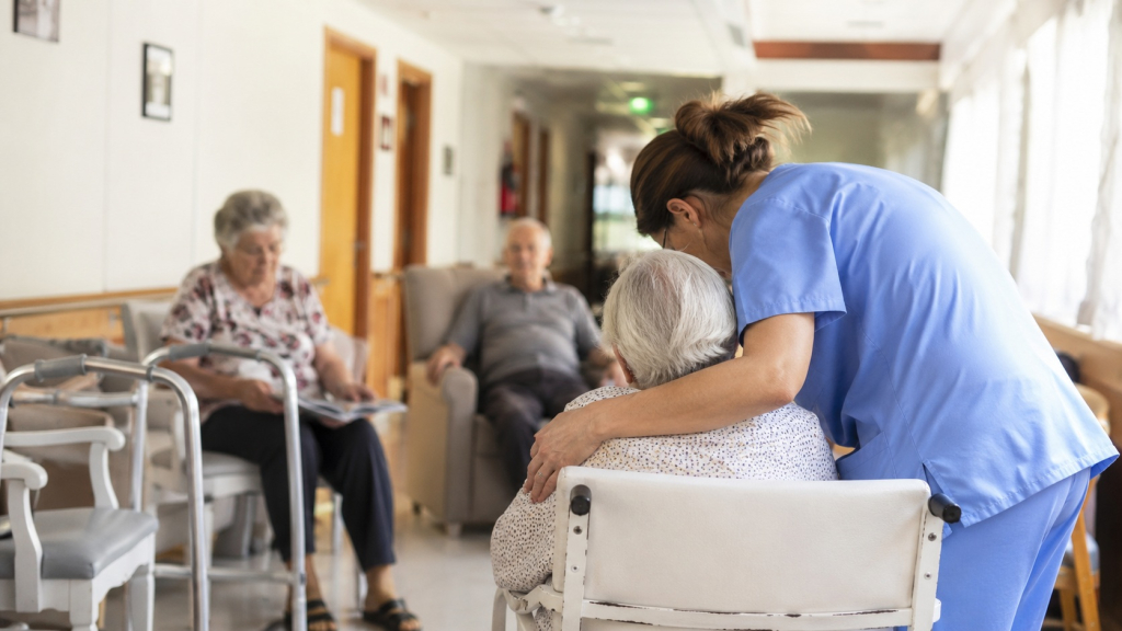 La falta de personal en las residencias durante el verano: un reto que afecta a mayores, familias y profesionales